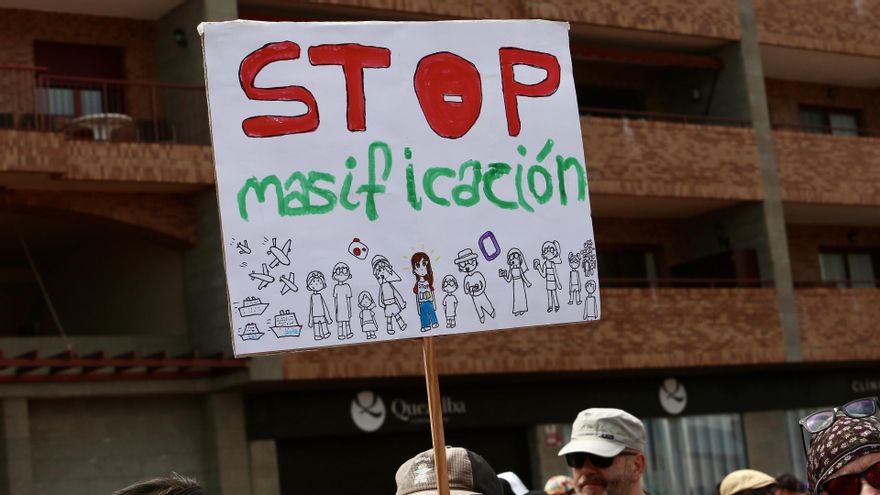 Asambleas ciudadanas y decrecer: ideas para 'salvar' Canarias del turismo masivo recogidas en una revista científica estatal