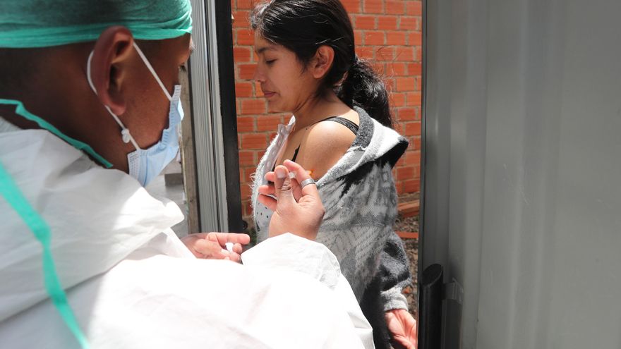 Hasta el momento 3.446.433 personas recibieron la primera dosis de vacunas anticovid, otras 2.540.054 la segunda y 883.865 fueron inmunizadas con fármacos unidosis, detalló el ministerio. Foto de archivo. EFE/Martín Alipaz