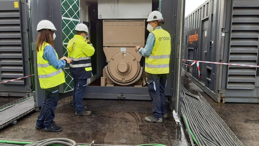 Montaje de la central térmica portátil en Los Llanos de Aridane.