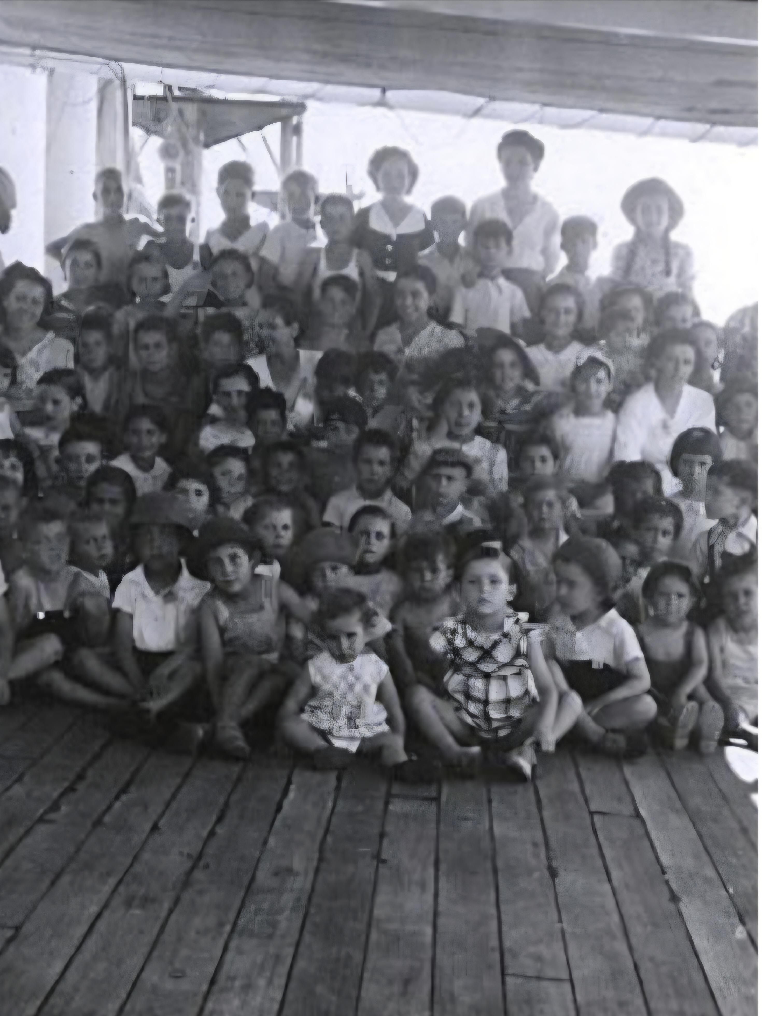 Un grupo de niños en la cubierta del Winnipeg.