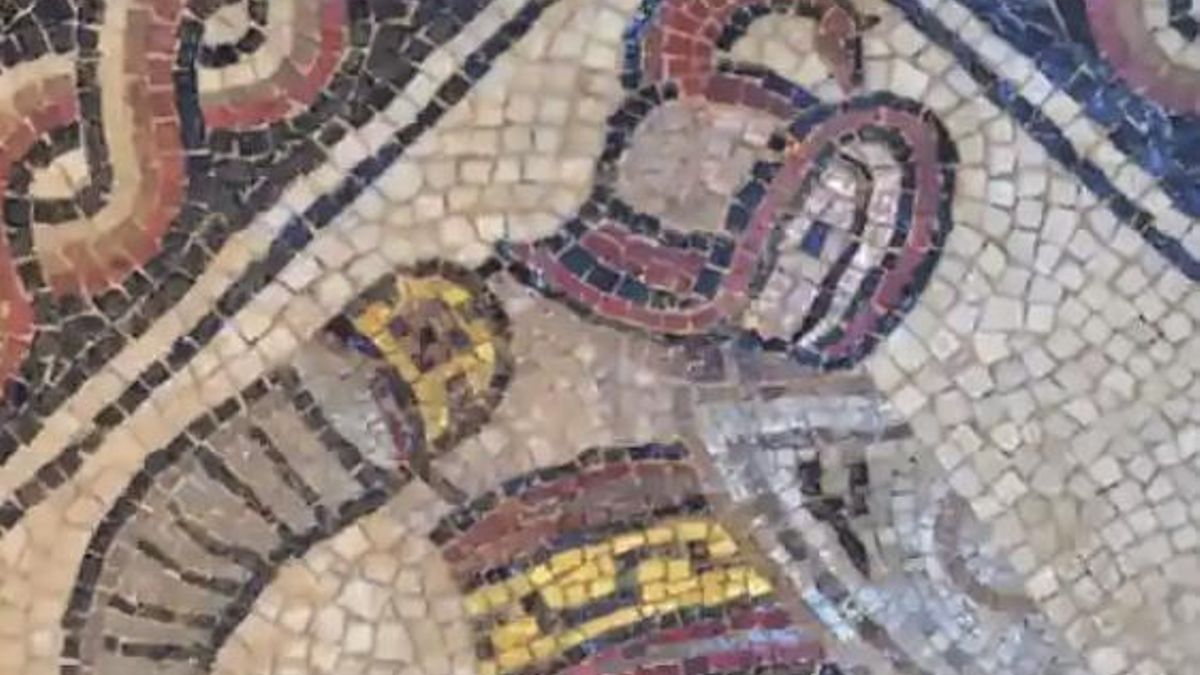 La mujer aparece rodeada de bestias y otros hombres