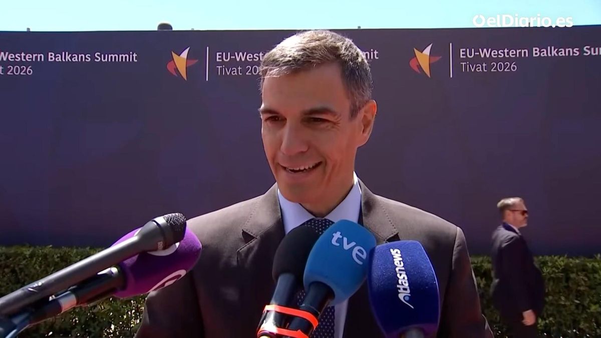 El presidente del Gobierno de España, Pedro Sánchez, atiende a los medios durante la cumbre UE-Balcanes Occidentales en Tivet (Montenegro)