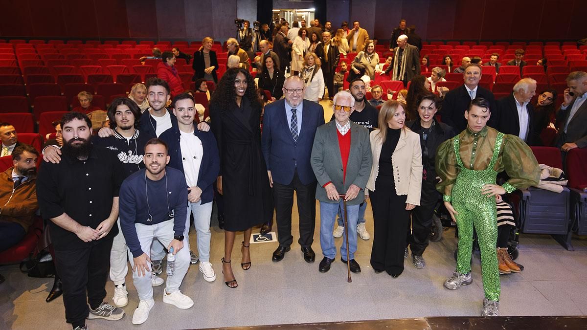 Artistas y autoridades posan antes de comenzar el acto