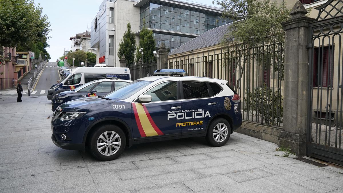 Patrullas de la Policía Nacional en el exterior de la comisaría de Irún