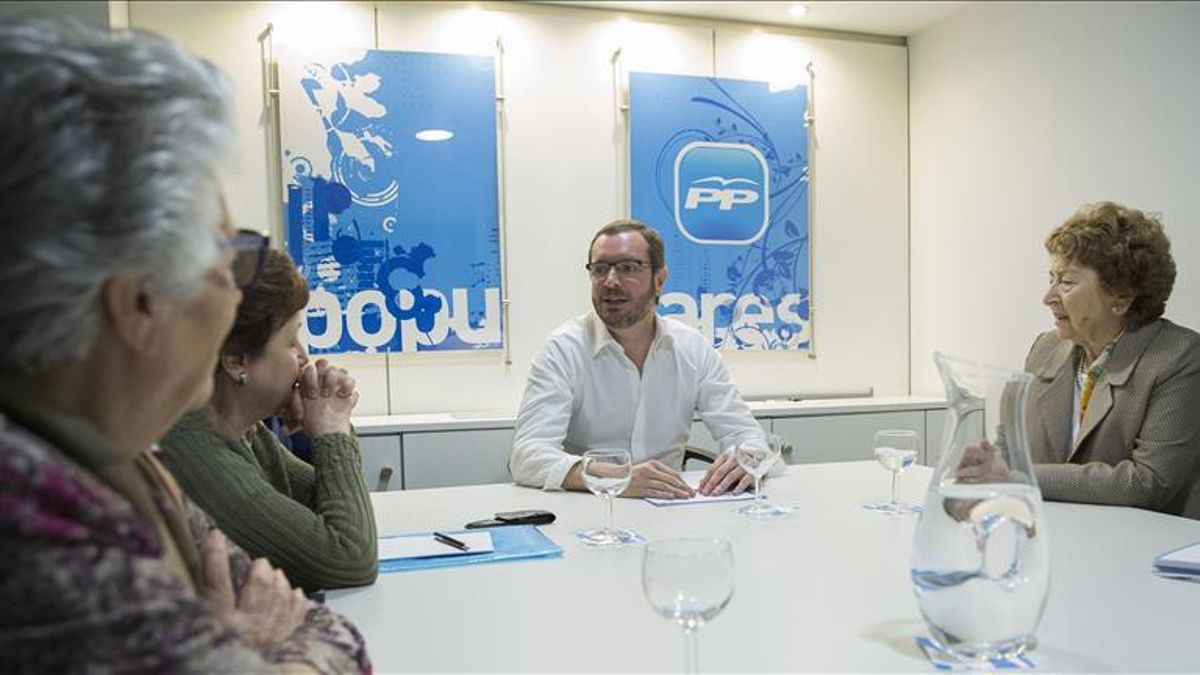 El vicesecretario del PP Javier Maroto, durante una reunión con asociaciones de viudas.