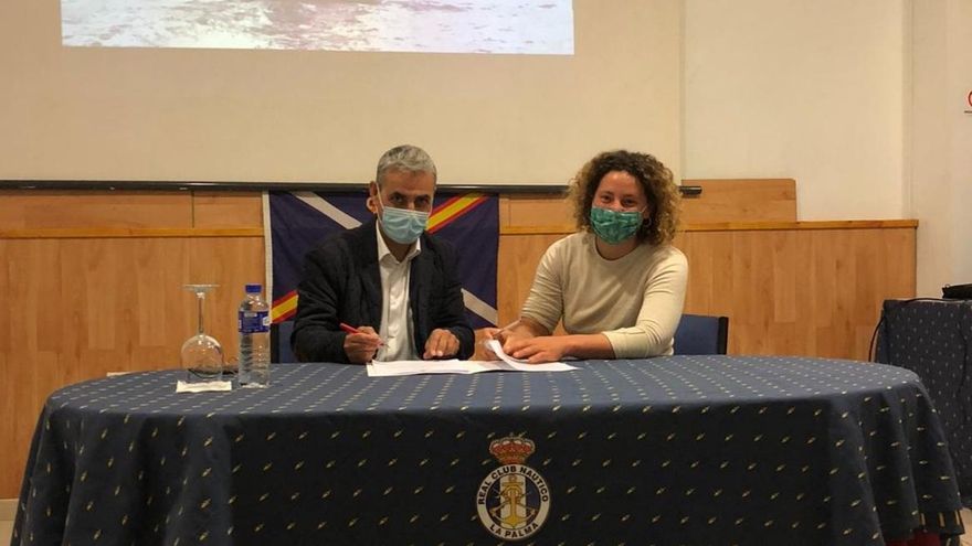 Un momento de la firma del convenio.