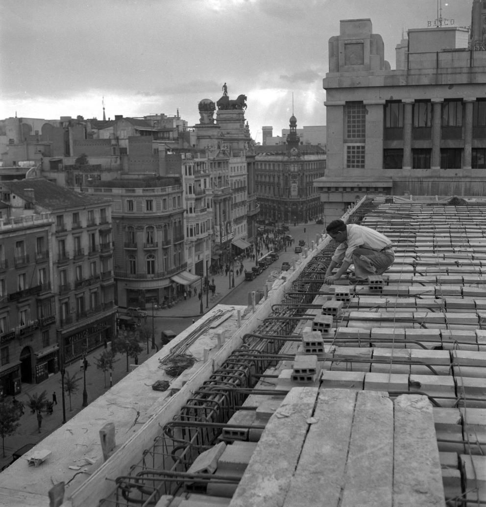 Obras de la sede del Banco de Santander en la calle Alcalá (1950).