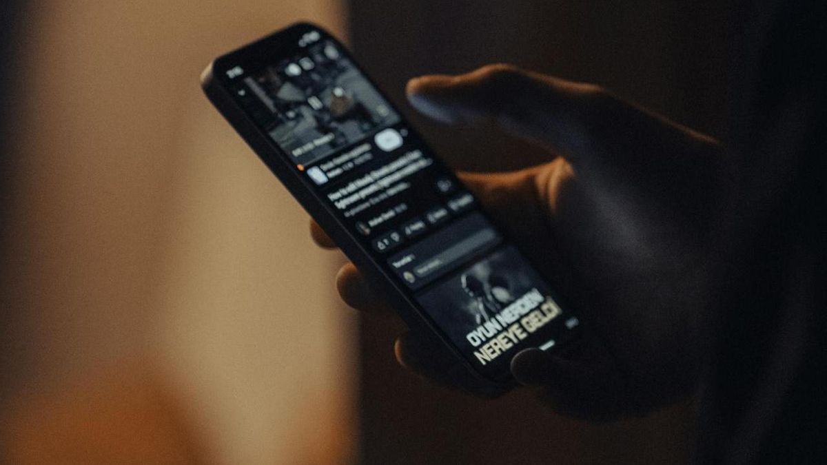 Una persona utiliza el modo oscuro en su teléfono móvil.