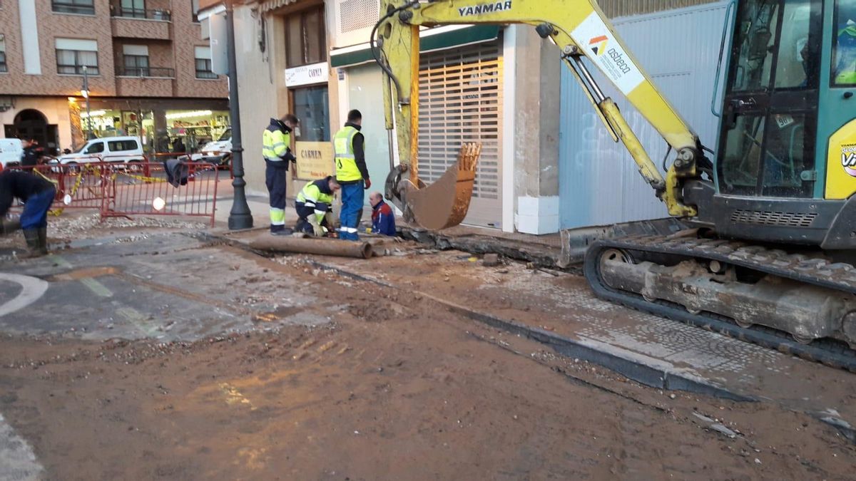 Reventón tubería (imagen de archivo)