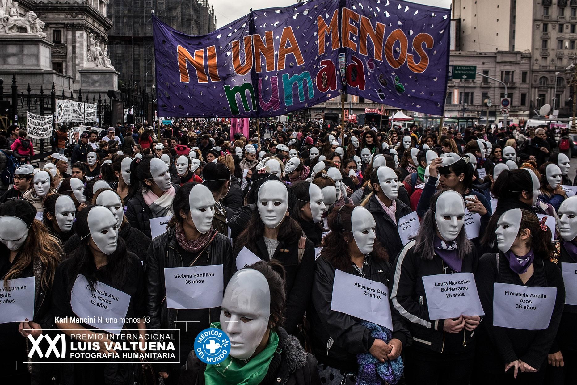 Buenos Aires, junio, 03,2017. Las mujeres pertenecientes al movimiento Mumala (mujeres de la matria latioamericana) se manifiestan antes de comenzar la marcha de Ni Una Menos con una máscara y el nombre de una víctima asesinada en los meses previos frente al departamento nacional de mujeres del gobierno. Foto: Karl Mancini. NI UNA MENOS. Segundo finalista.