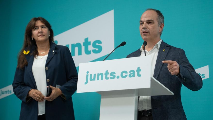 La presidenta de Junts, Laura Borràs y el secretario general de Junts, Jordi Turull, ofrecen una rueda de prensa tras la decisión de Junts de abandonar el Govern, en las puertas de la sede de la formación, a 7 de octubre de 2022, en Barcelona, Catalunya (