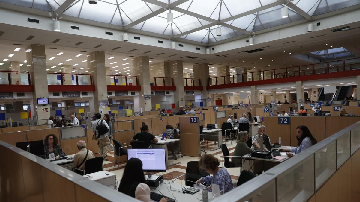 Sindicatos de funcionarios piden acabar con el recorte en sus pagas extra que se aplica desde 2010