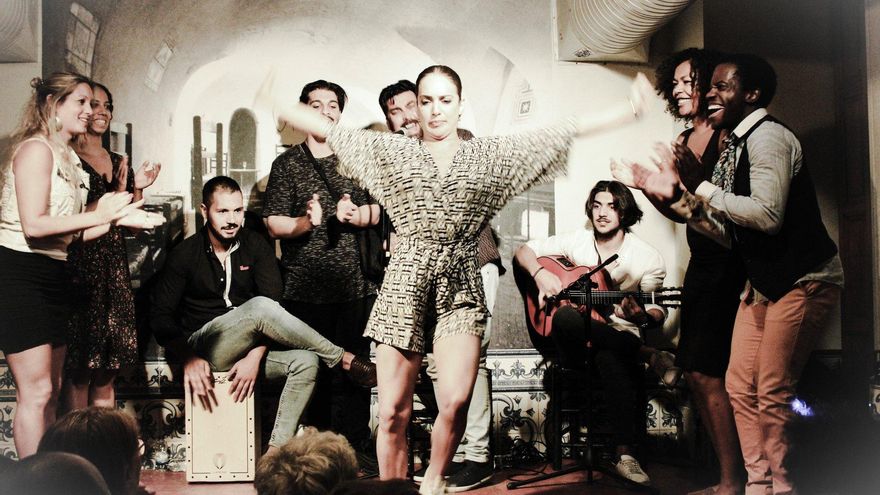 El público sube al escenario durante la actuación del cantaor francés de origen congoleño, conocido como 'El Conguito', en 2019