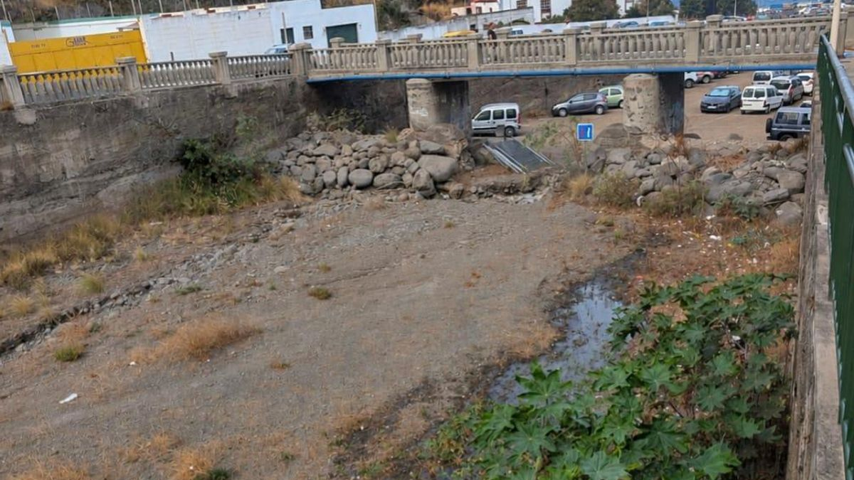 Obras de emergencia  para reparar la rotura de una tubería de saneamiento en la Avenida de Las Nieves que provocó vertidos al barranco