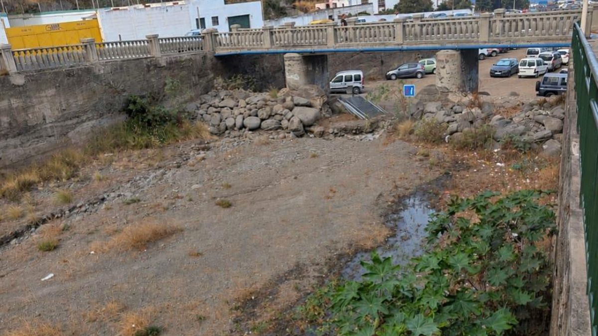 Obras de emergencia  para reparar la rotura de una tubería de saneamiento en la Avenida de Las Nieves que provocó vertidos al barranco