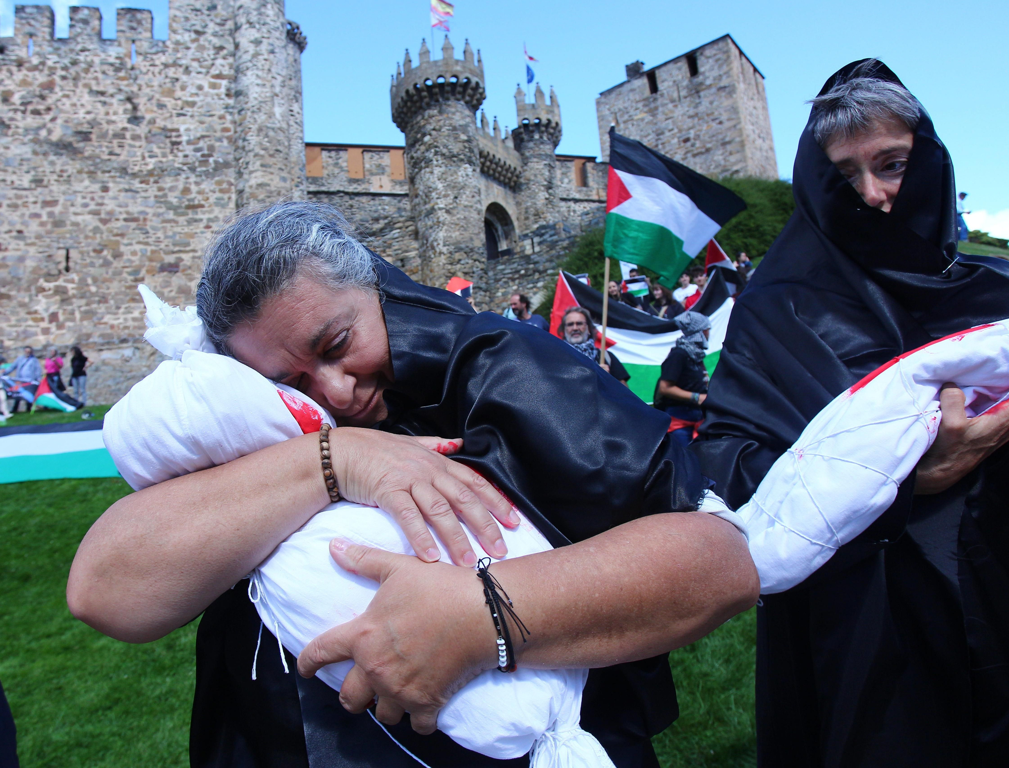 Las imágenes de la protesta contra el genocidio en Gaza ante la Vuelta a su paso por El Bierzo