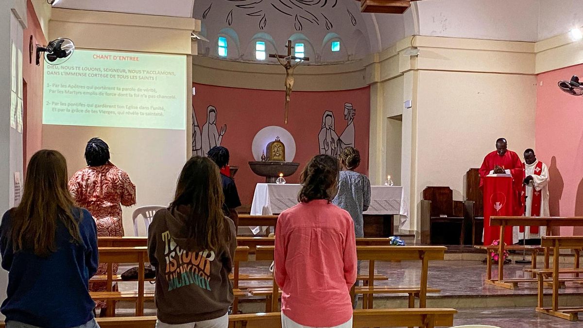 Feligreses, durante la misa diaria en la iglesia española de Nuestra Señora del Carmen en Dajla, Sáhara Occidental.