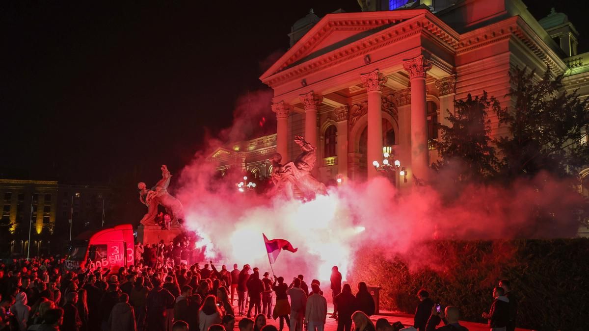 Seguidores de la Lista Estudiantil se concentran frente a la sede de la Asamblea Nacional de Serbia para celebrar su victoria en las elecciones parlamentarias de 2026.