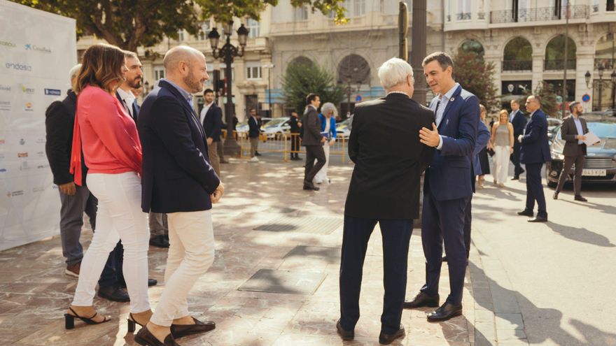 El presidente Pedro Sánchez a su llegada a la plaza del Ayuntamiento de València.