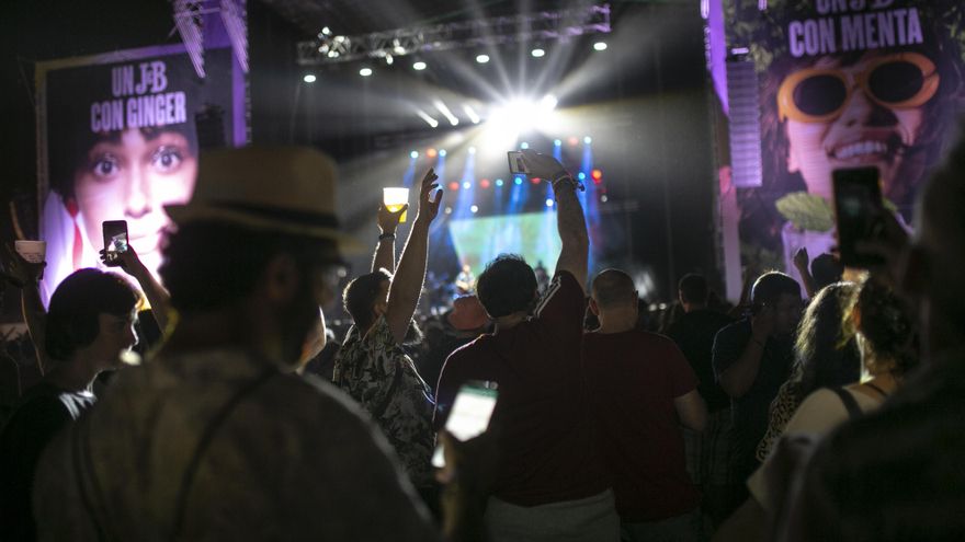 El público de los festivales de música andaluces reclama agua potable y gratuita para combatir el calor sofocante