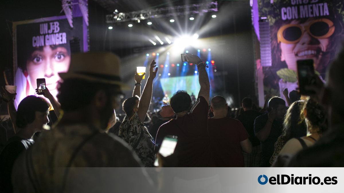 El público de los festivales de música andaluces reclama agua potable y  gratuita para combatir el calor sofocante