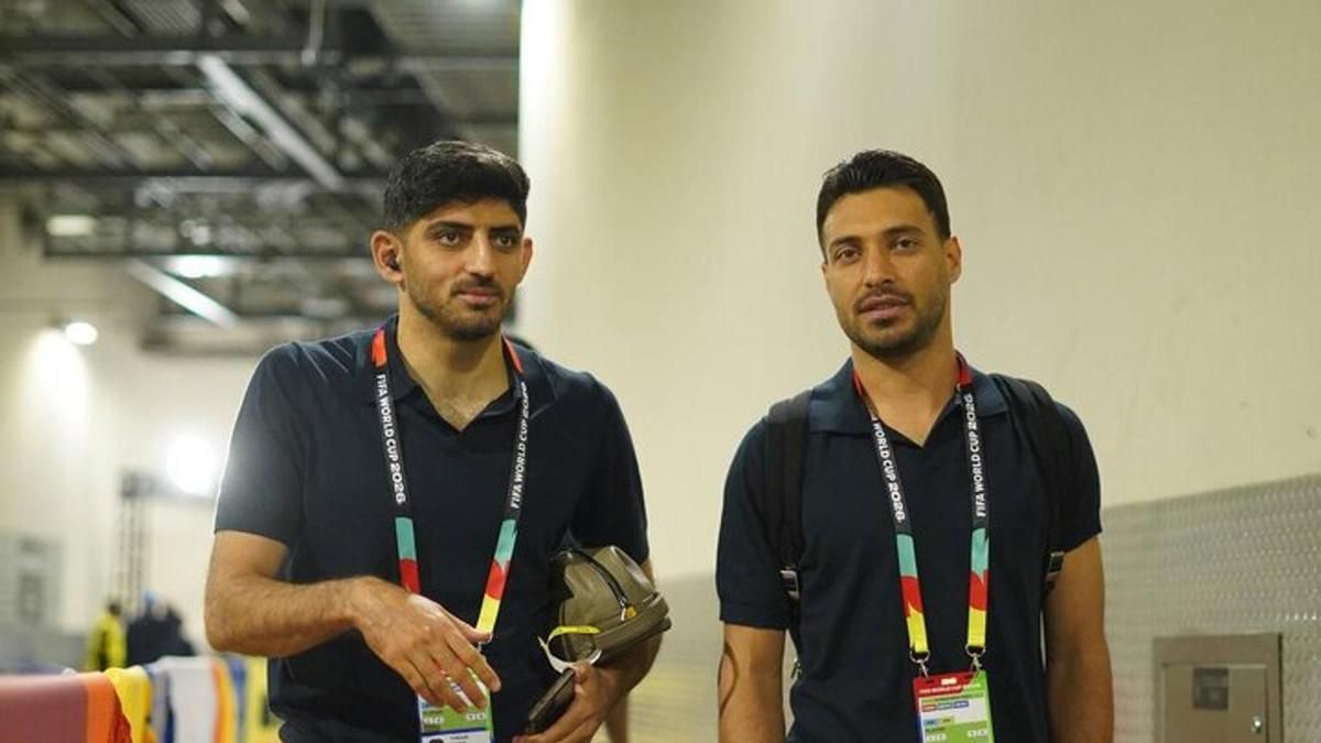 A la izquierda, el jugador iraní Mehdi Torabi.