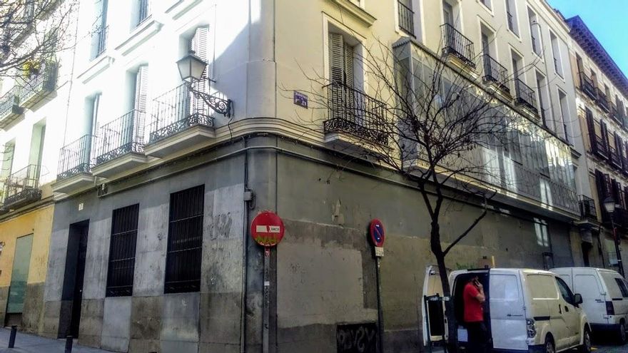 Detrás de este anodino muro gris se encuentra el neoclásico de la pequeña capilla