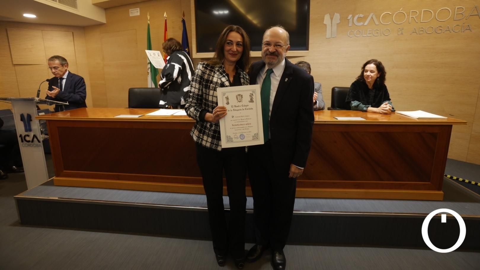 Entrega de diplomas a las personas colegiadas que cumple 50 y 25 años de abogacía.