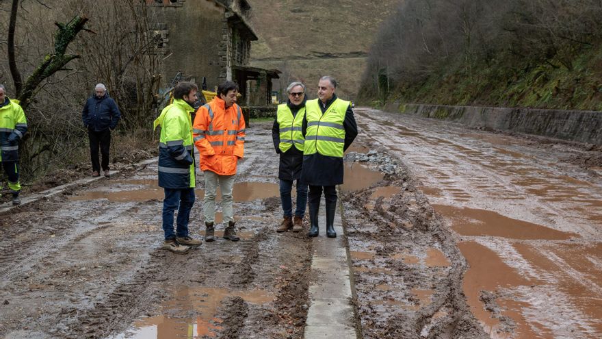 El consejero de Fomento de Cantabria visita las obras en el entorno del túnel de La Engaña.