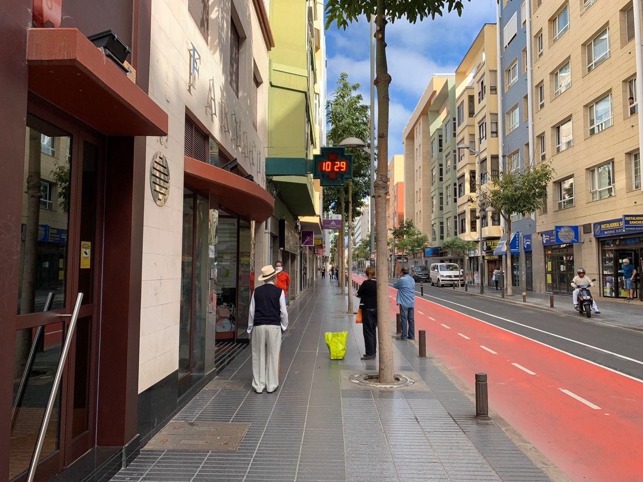 Los mayores salen a la calle en el primer día de alivio del confinamiento en Las Palmas de Gran Canaria.