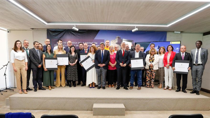 El ministro de Inclusión, Seguridad Social y Migraciones, José Luis Escrivá, y el presidente del Gobierno de Canarias, Ángel Víctor Torre, junto a las personas y representantes de los organismos premiados en el acto e la distinción de la Inclusión y de las Migraciones en Canarias