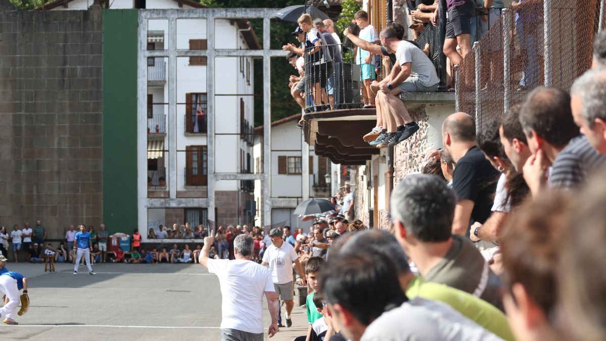El público en la plaza Bear Zana