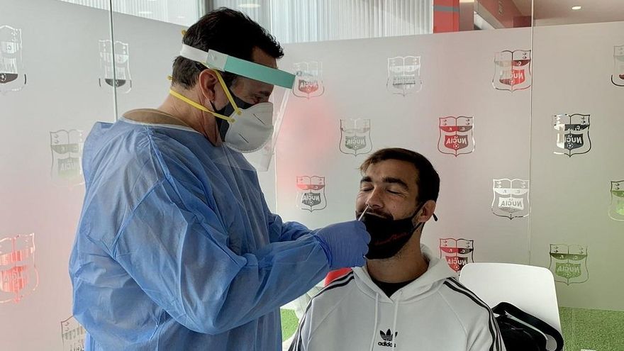 Bernabé Cano (PP) protagoniza fotos haciendo test a los futbolistas de la Nucía, actividad por la que justificó su vacunación