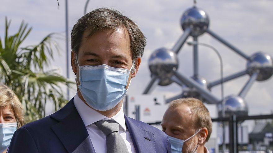 El primer ministro de Bélgica, Alexander De Croo visita un centro de vacunación contra la Covid-19 en Bruselas, Bélgica.EFE/EPA/OLIVIER HOSLET / Archivo