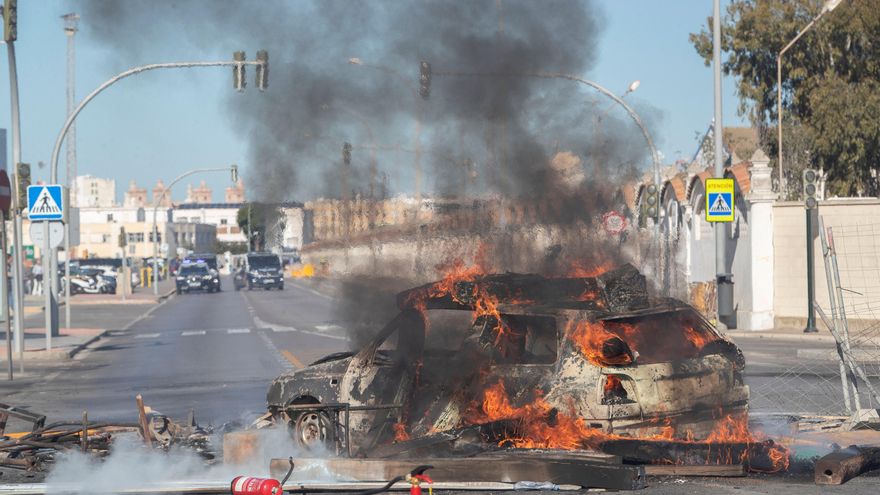 Un coche en llamas, barricadas y cortes de carreteras en la segunda jornada de huelga del metal en Cádiz