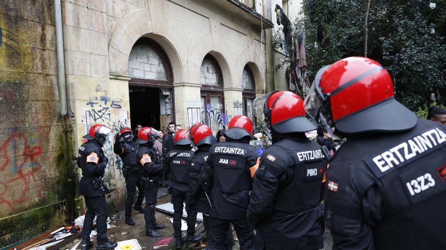 111 personas desalojadas de un instituto abandonado en Donostia buscan techo: "La ley de Extranjería les deja en la calle"