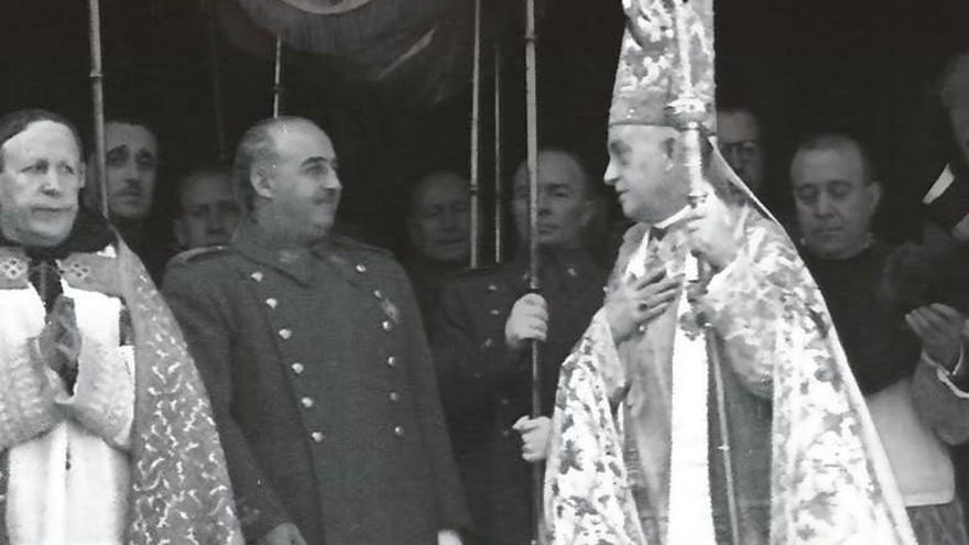 Cómo la Iglesia se convirtió en el apoyo de la dictadura de Franco: los bailes eran pecado y se multaba por blasfemar