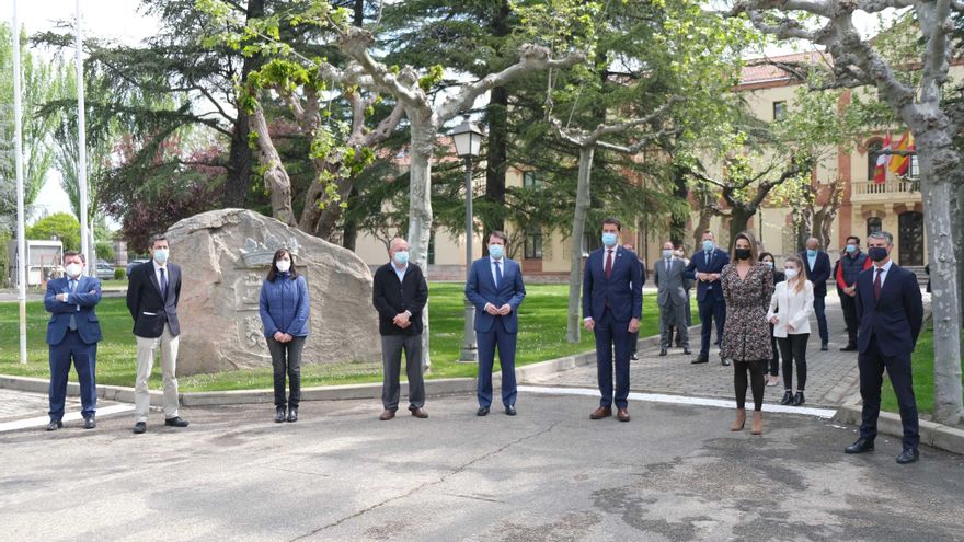Minuto de silencio en la sede de la Junta de Castilla y León.