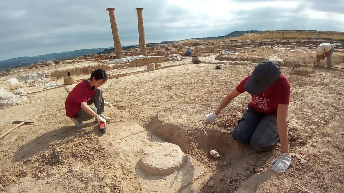 Trabajos de excavación en el peristilo de la domus del barrio norte