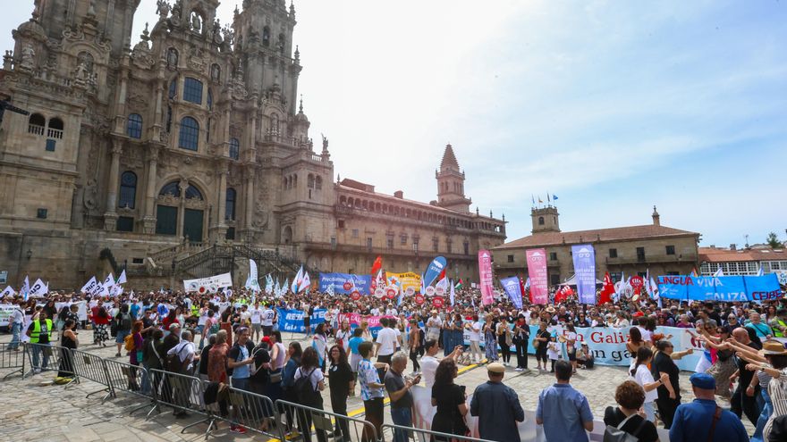 Miles de personas se manifiestan en Santiago en defensa del gallego por el Día das Letras