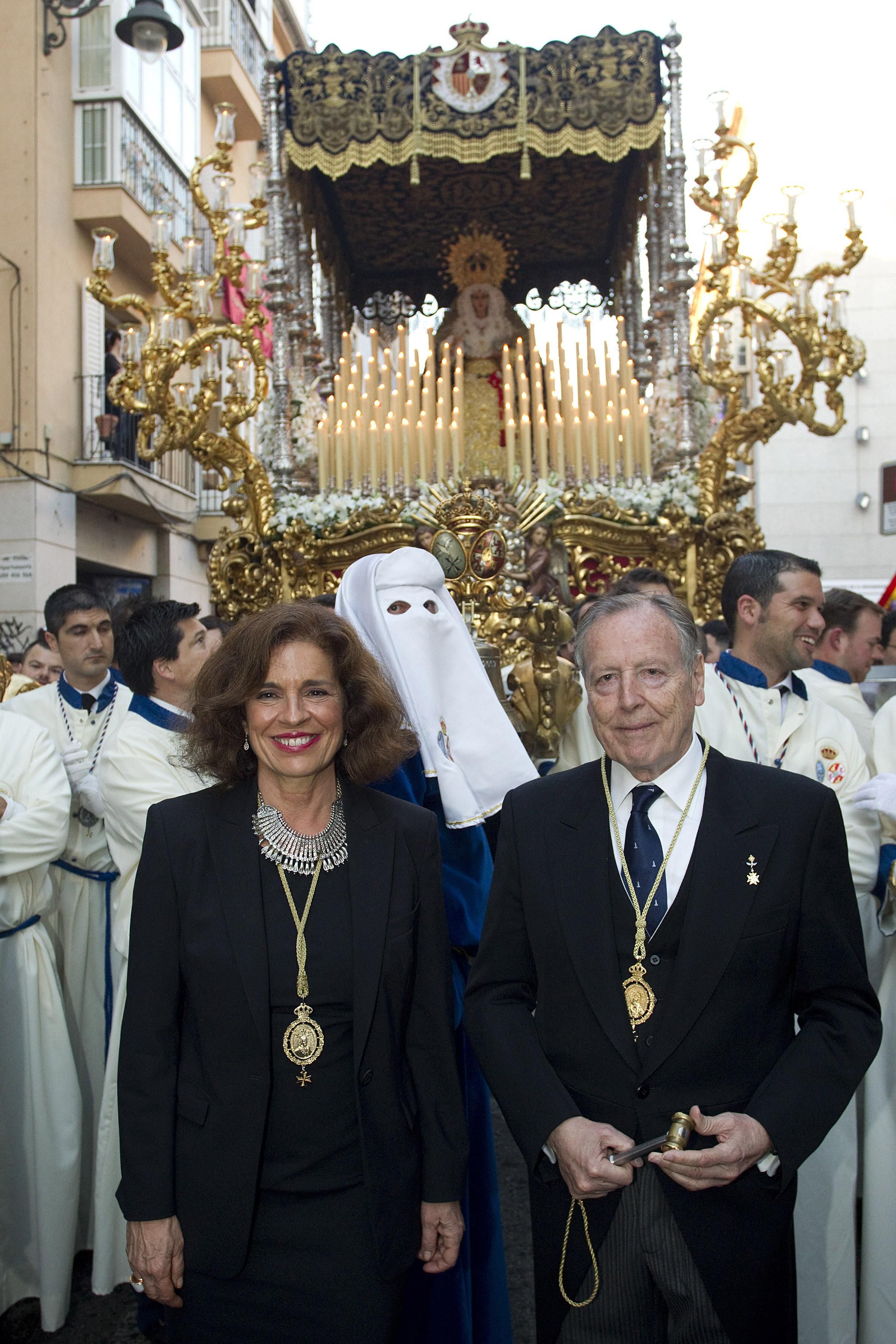 La alcaldesa de Madrid, Ana Botella, acompañada por una delegación municipal de la capital, ha asistido a la salida de la procesión de la Virgen de la Paloma, que ha recorrido las calles de Málaga. El Ayuntamiento de Madrid es Hermano Mayor Honorario de la Cofradía de Jesús de la Puente del Cedrón y María Santísima de la Paloma desde el año 1944. En las fotos, la alcaldesa junto a José María Álvarez del Manzano, y miembros de la Hermandad malagueña, en la Plaza de San Francisco, de donde partía la procesión. (Fotos EFE)