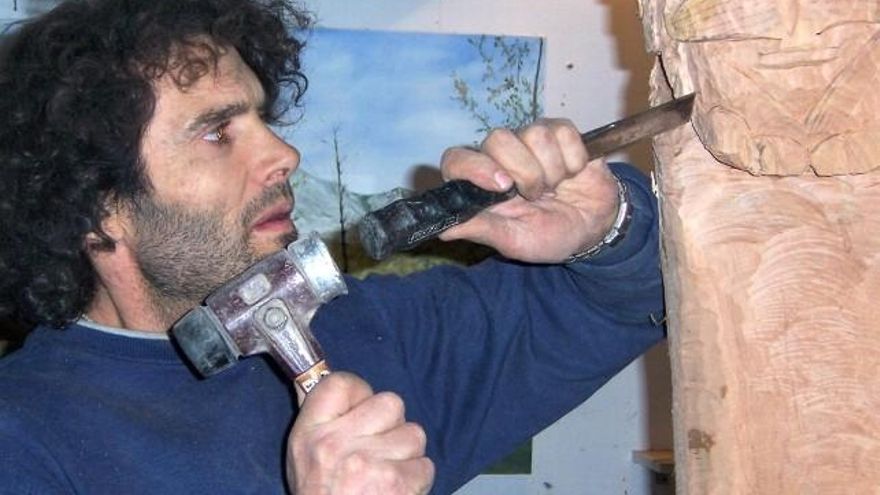 José Antonio Alonso Santocildes durante la creación de la escultura del cristo.