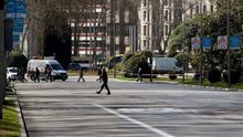 Varios viandantes cruzan Paseo de Recoletos, en el centro de la capital, prácticamente sin tráfico, este miércoles, en Madrid. La Comunidad de Madrid suspendió las clases durante quince días, a partir de hoy, para intentar contener la epidemia del coronavirus. El Ministerio de Sanidad ha confirmado este miércoles 2.002 casos de coronavirus en España (363 más que ayer) y 47 fallecidos (once más), y casi la mitad de ellos -tanto los contagios como las muertes- se han dado en la Comunidad de Madrid.