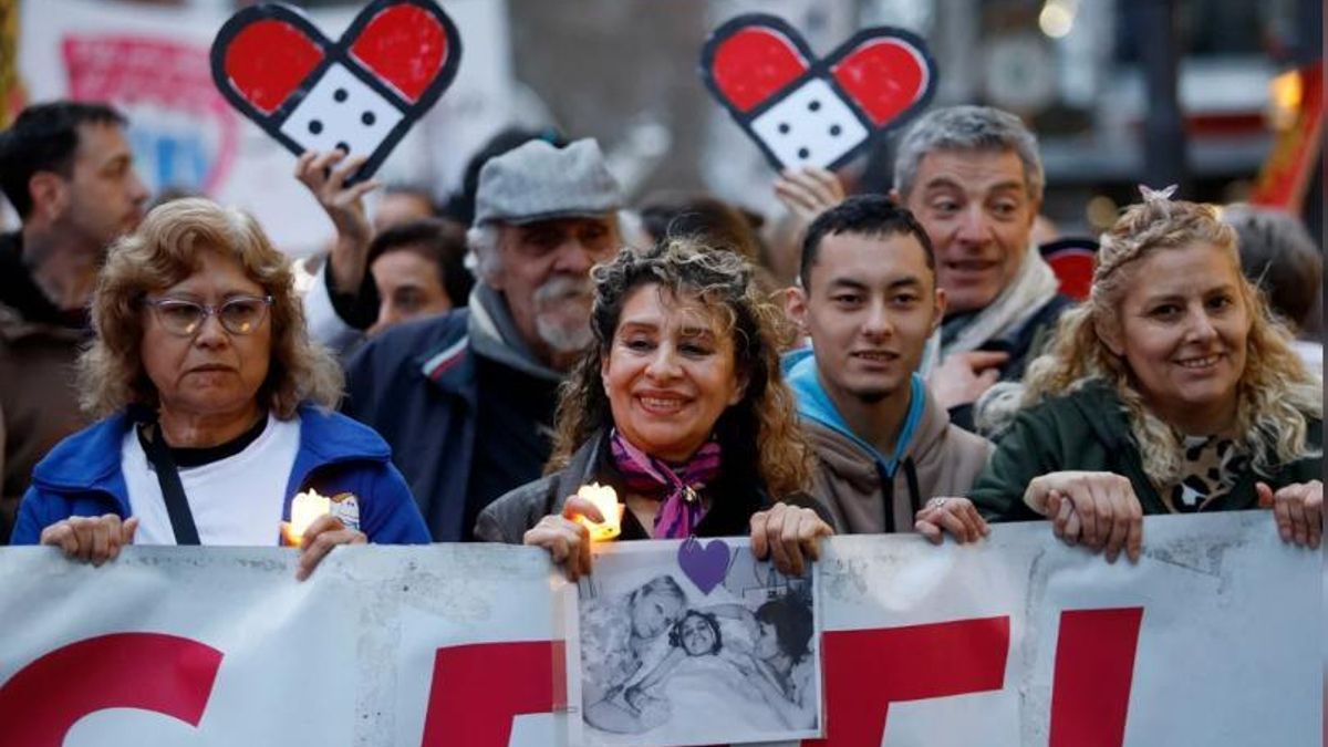 Los trabajadores del Garrahan realizaron la Caminata de las Velas en defensa del hospital.