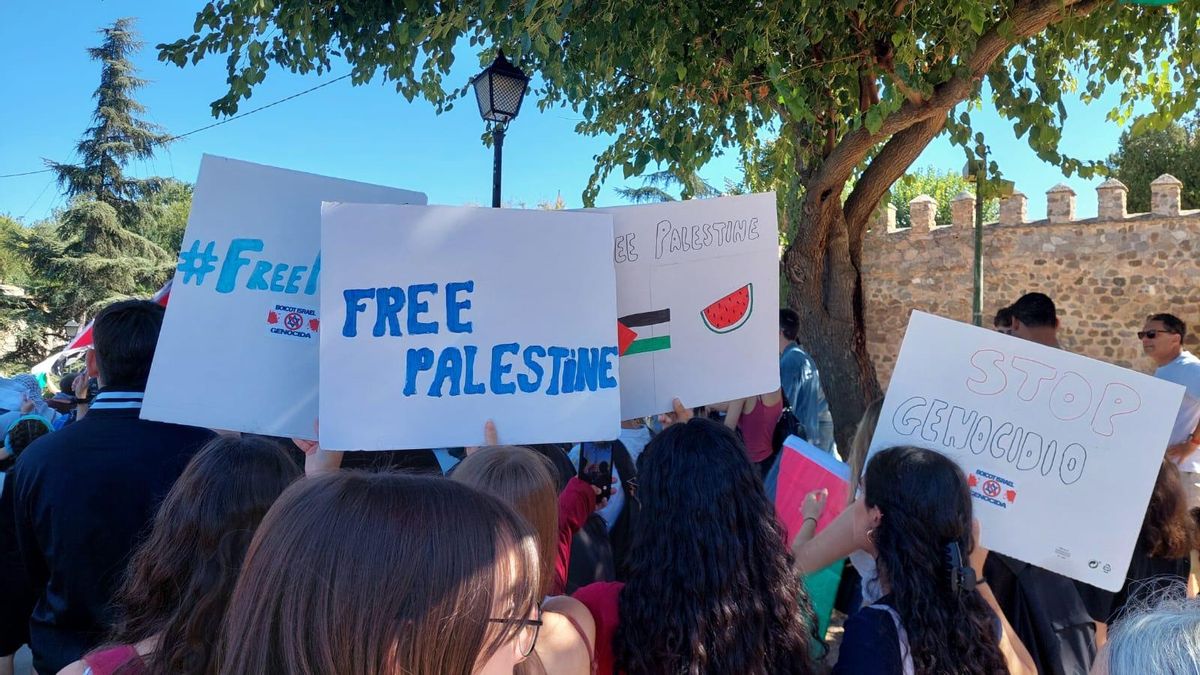 Numerosas pancartas se mostraron durante la concentración