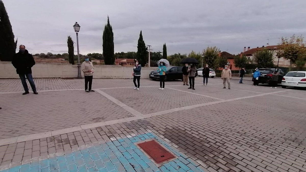 Pacientes guardando cola ante el Centro de Salud de Simancas.