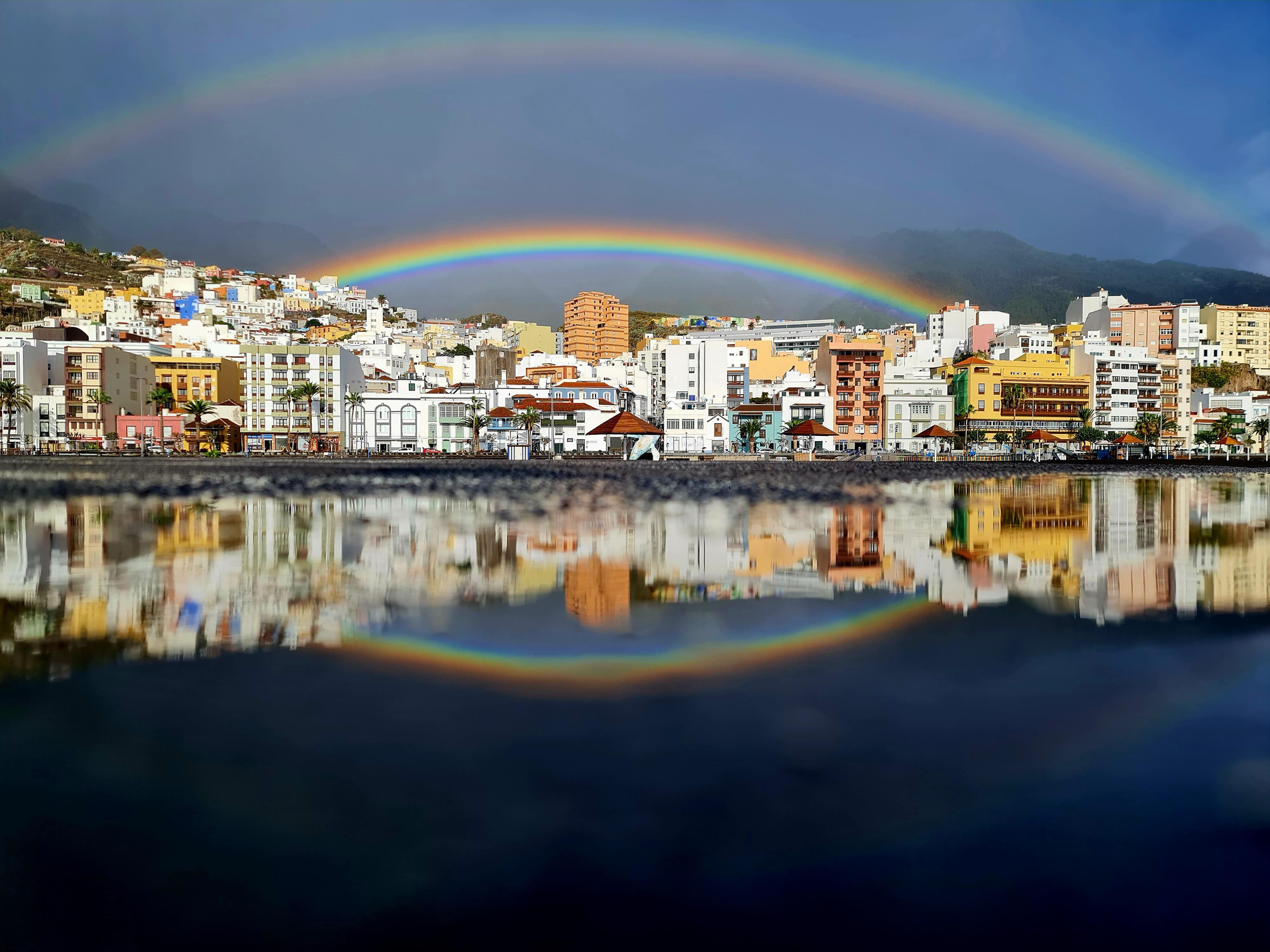 Espectacular imagen de la  borrasca Claudia a su paso por Santa Cruz de La Palma. MIGUEL GUERRA