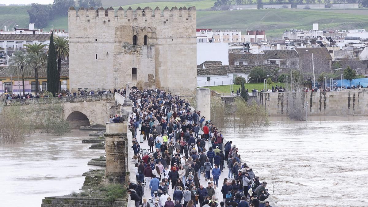 Las imágenes de la reapertura del Puente Romano tras el temporal