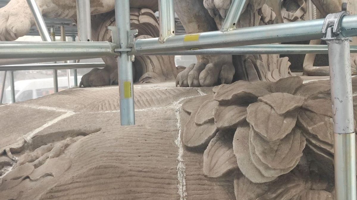 Detalle de la base del monumento.