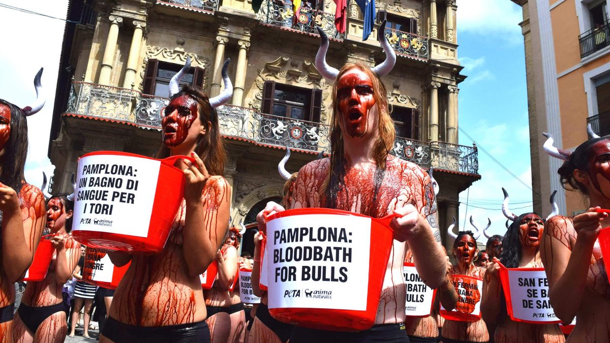 Cientos de activistas se manifiestan contra los encierros en Sanfermines.